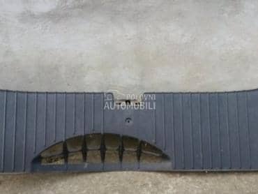 Plastika u gepeku za Alfa Romeo 147