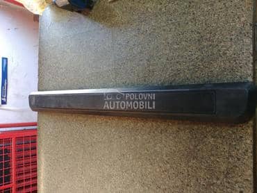 Amblem gepeka iznad tablice za Lada Niva