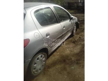 Peugeot 206 2001. god. - kompletan auto u delovima