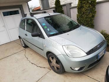 Ford Fiesta 2003. god. -  kompletan auto u delovima