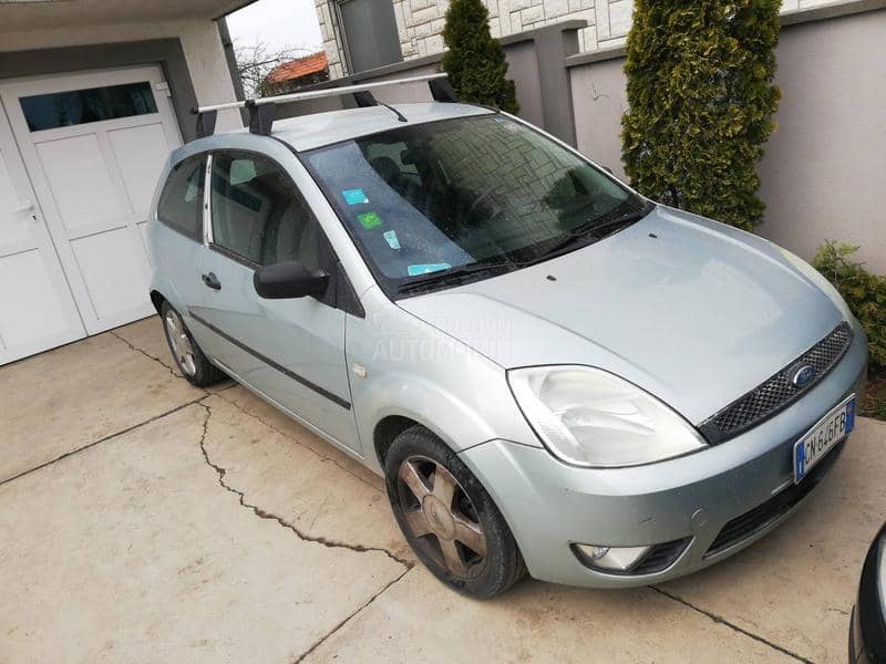 Ford Fiesta 2003. god. -  kompletan auto u delovima