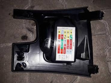 poklopac osiguraca u kabini za Alfa Romeo 159