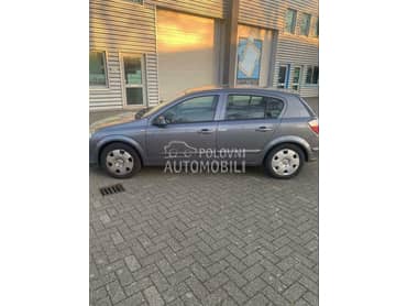 Opel Astra H 2004. god. -  kompletan auto u delovima
