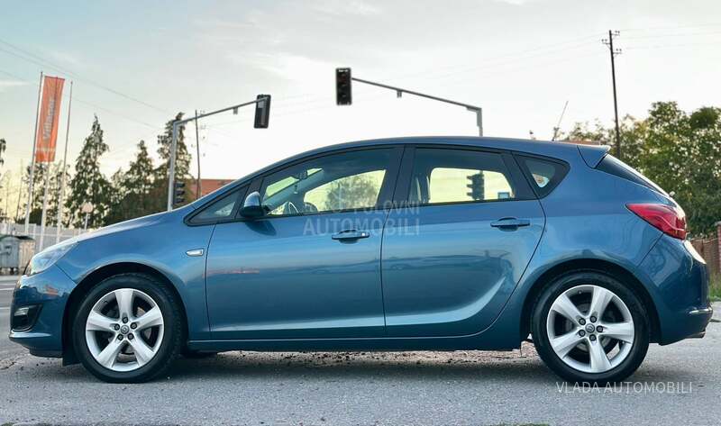 Opel Astra J 1.4 TURBO NOVA COSMO
