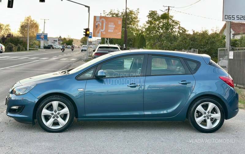 Opel Astra J 1.4 TURBO NOVA COSMO