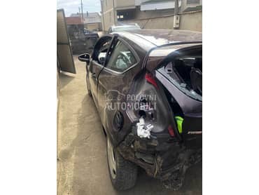 Ford Fiesta 2010. god. -  kompletan auto u delovima