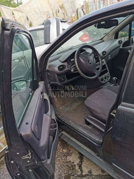 KOMPLETAN AUTO U DELOVIMA