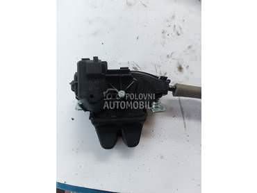 brava zadnjeg gepeka za Mercedes Benz E 300 od 2009. do 2016. god.