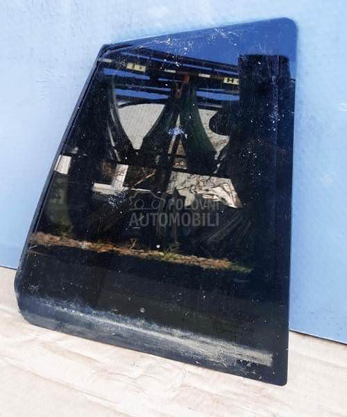 Staklo prednje levo vozacko