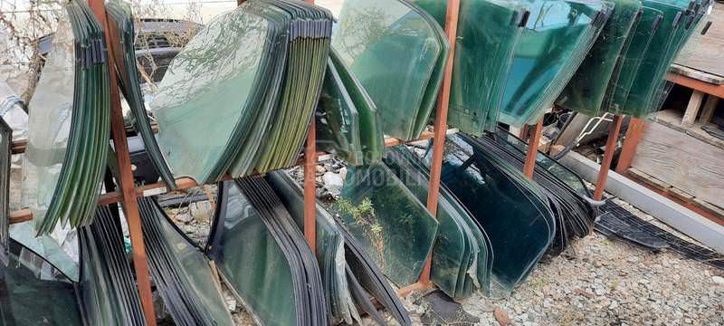 Staklo prednje levo vozacko