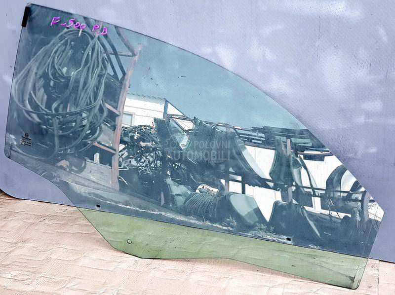 Staklo zadnje levo na stranici