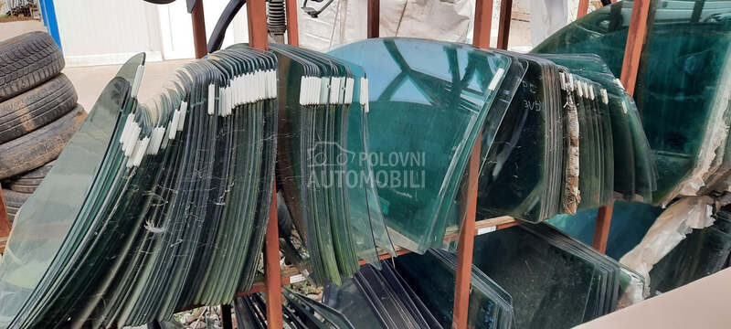 Staklo zadnje levo na stranici