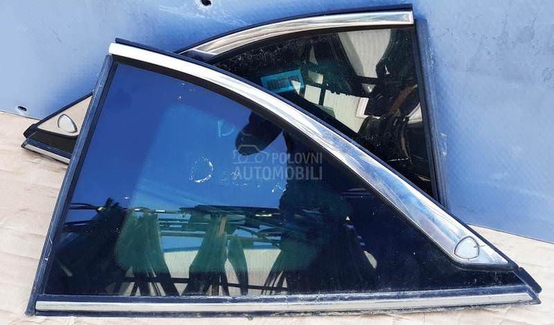 Staklo prednje levo vozacko