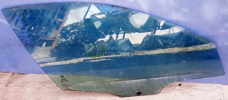 Staklo zadnjih desnih vrata 5v