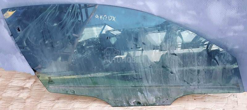 Staklo zadnjih desnih vrata 5v