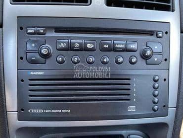 Fabricki radio sa CD sarzerom za Peugeot 307