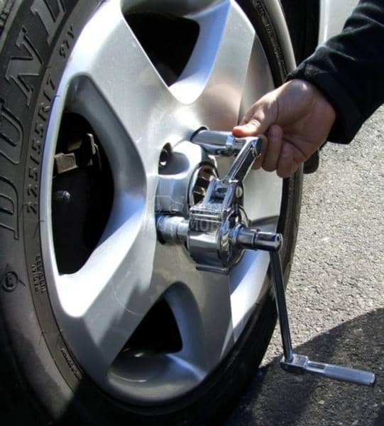 Ključ za skidanje točkova auta