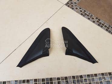 Trouglasta plastika na krilu za Peugeot 208