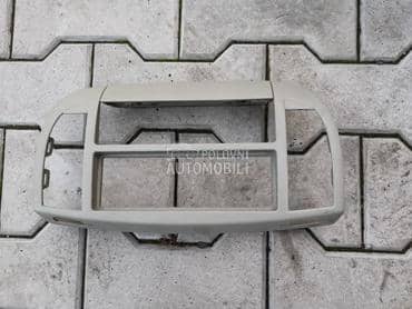 centralna lajsna za Nissan Micra od 2003. do 2009. god.