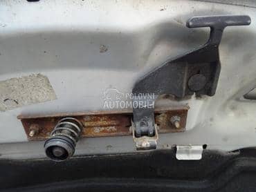 Bravica haube za Renault Clio