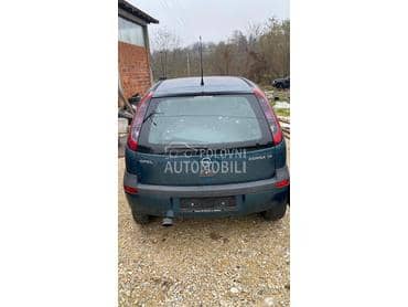 Opel Corsa C 2002. god. -  kompletan auto u delovima