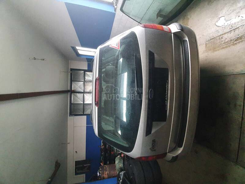 Ford Focus TDDI 2004. god. -  kompletan auto u delovima