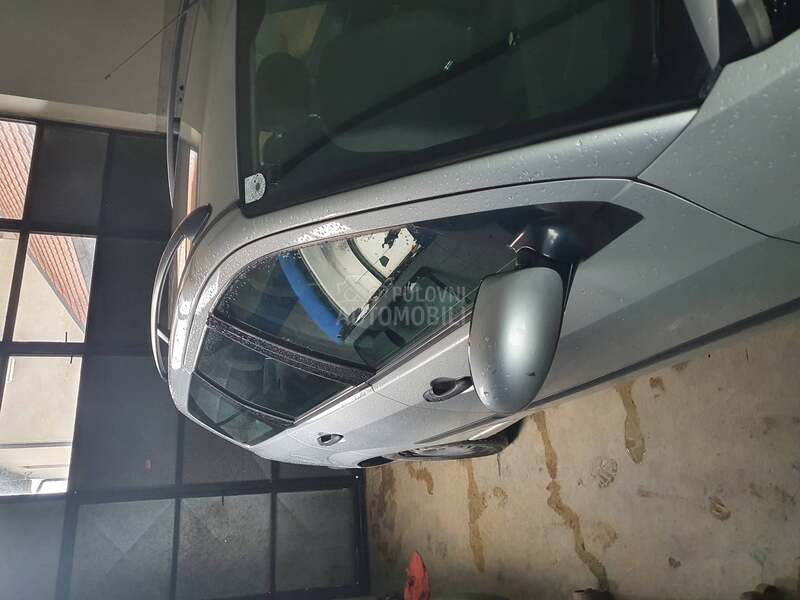 Ford Focus TDDI 2004. god. -  kompletan auto u delovima