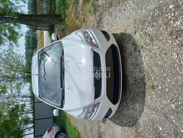 maska između farova za Ford Focus od 2008. do 2011. god.