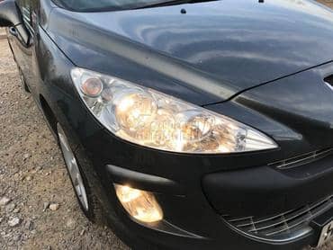 Desni far za Peugeot 308 od 2008. do 2014. god.