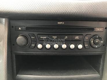 Cd pleyer fabricki za Peugeot 307