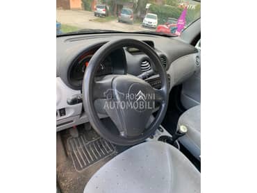 Centralna - sredisnja konzola za Citroen C3 od 2000. do 2006. god.