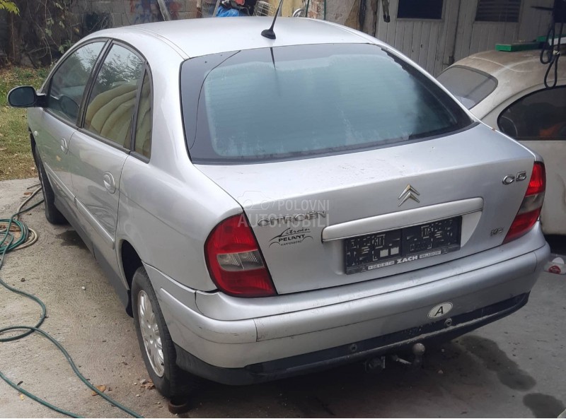 Kompletan auto u delovima.