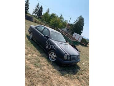 Mercedes Benz E 220 -  kompletan auto u delovima