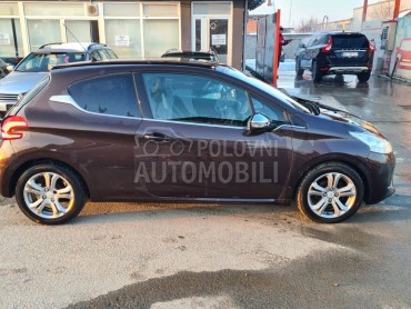 Peugeot 208 -  kompletan auto u delovima