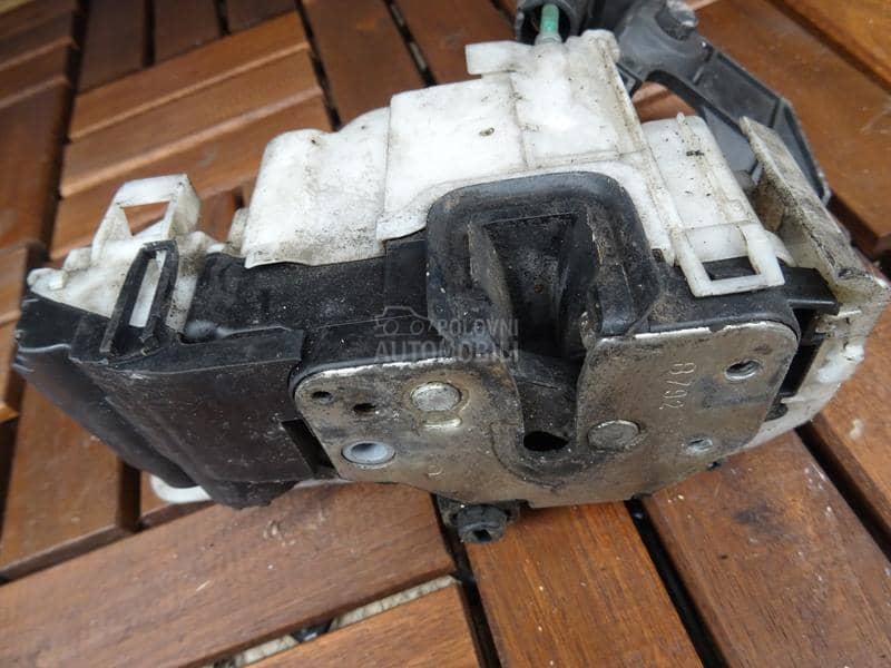 Elektronska brava u vratima