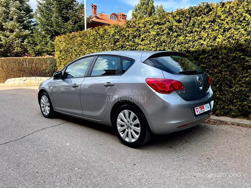 Opel Astra J ESSENTIA CH