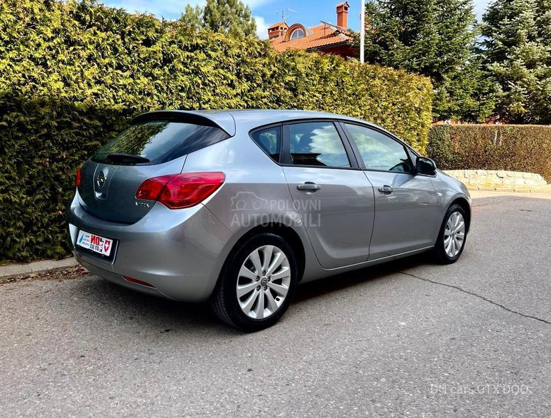 Opel Astra J ESSENTIA CH