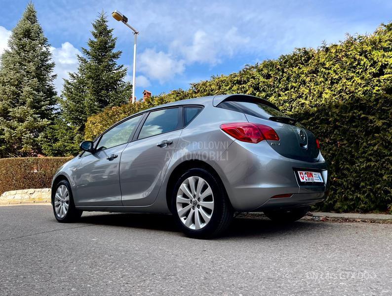 Opel Astra J ESSENTIA CH