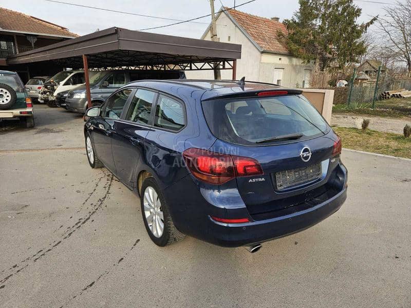 Opel Astra J Xenon 2012. god. -  kompletan auto u delovima