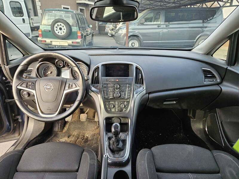 Opel Astra J Xenon 2012. god. -  kompletan auto u delovima
