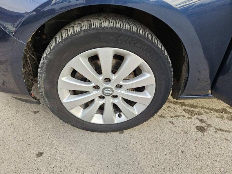 Opel Astra J Xenon 2012. god. -  kompletan auto u delovima