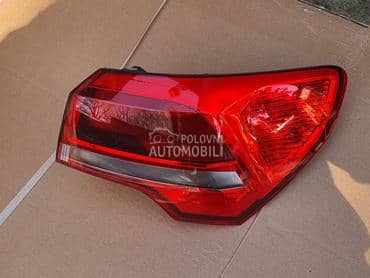 stop svetlo desno za Audi Q3