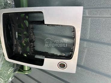 Plastika oko menjaca,konzola za Audi Q7 od 2005. do 2014. god.