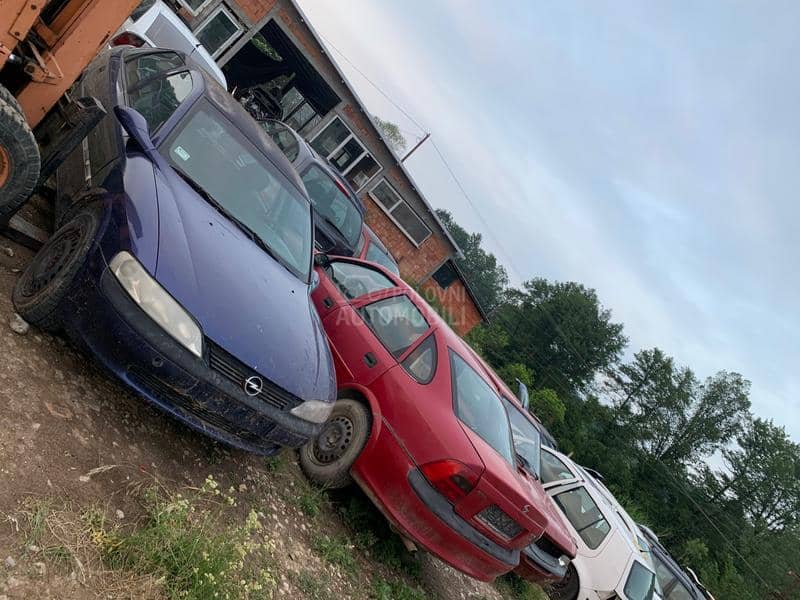 Opel Vectra B 1,8  i 2,0 -  kompletan auto u delovima