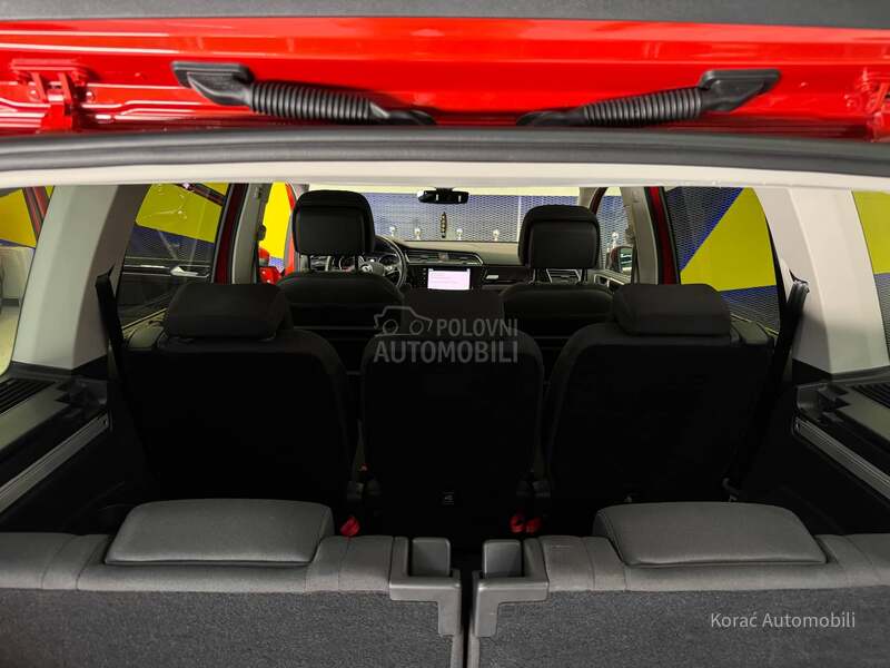 Volkswagen Touran R-line DSG 7 SED DCC