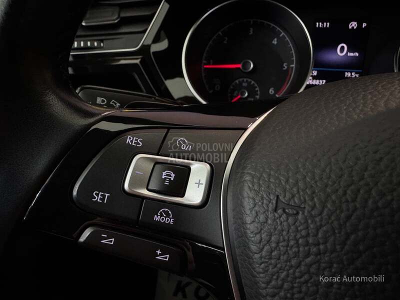 Volkswagen Touran R-line DSG 7 SED DCC