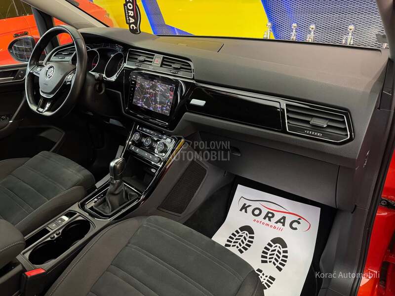 Volkswagen Touran R-line DSG 7 SED DCC