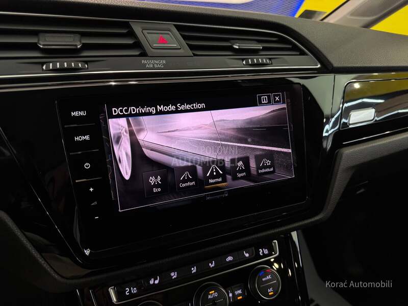 Volkswagen Touran R-line DSG 7 SED DCC