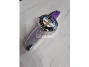 Maska sa znakom na haubi za Alfa Romeo 147 od 2005. do 2010. god.