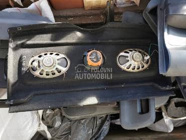 daska gepeka sa zvucnicima za Renault Clio od 2000. do 2007. god.
